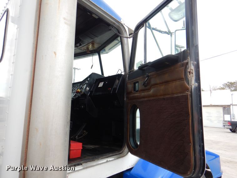 image for item IQ9459 1996 Peterbilt 377  dump truck