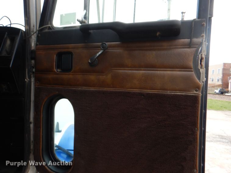 image for item IQ9459 1996 Peterbilt 377  dump truck