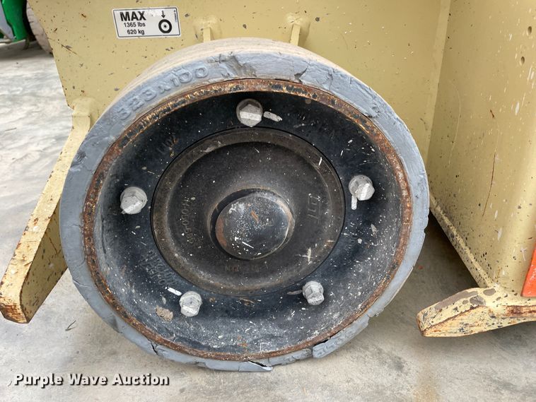 image for item IR9814 2015 JLG 1932RS  scissor lift