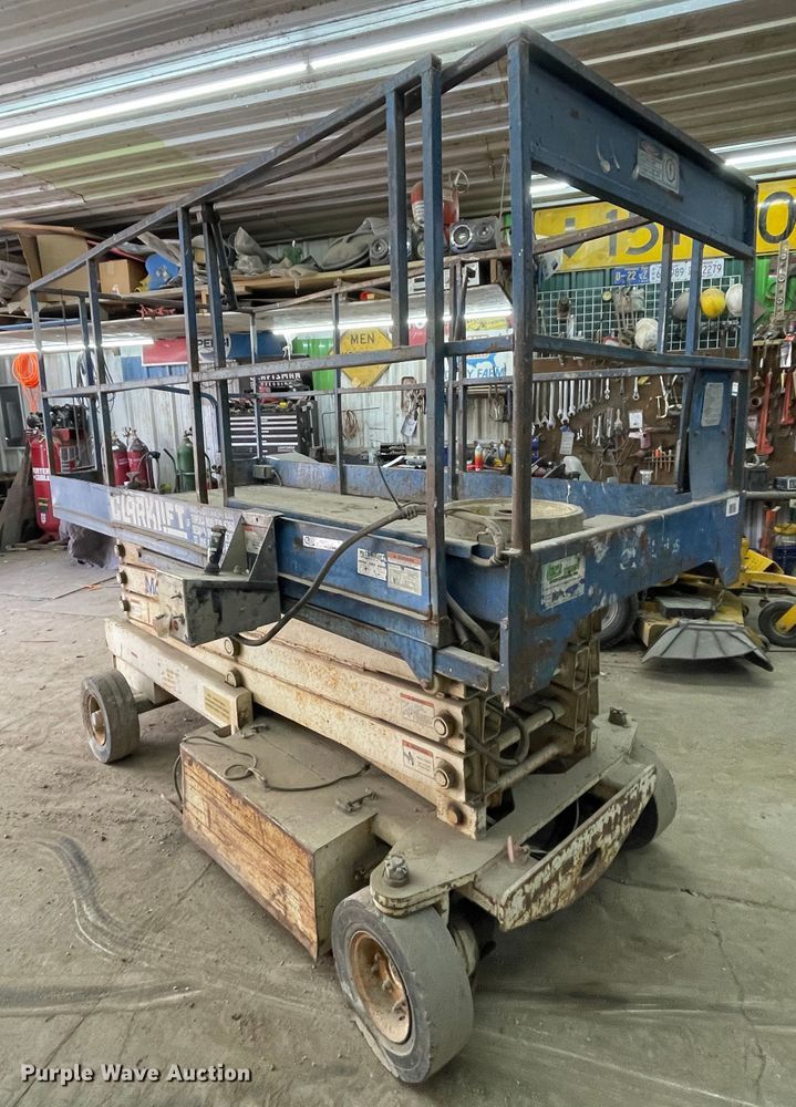 image for item IR9872 1994 Clarklift CH26NEP  scissor lift