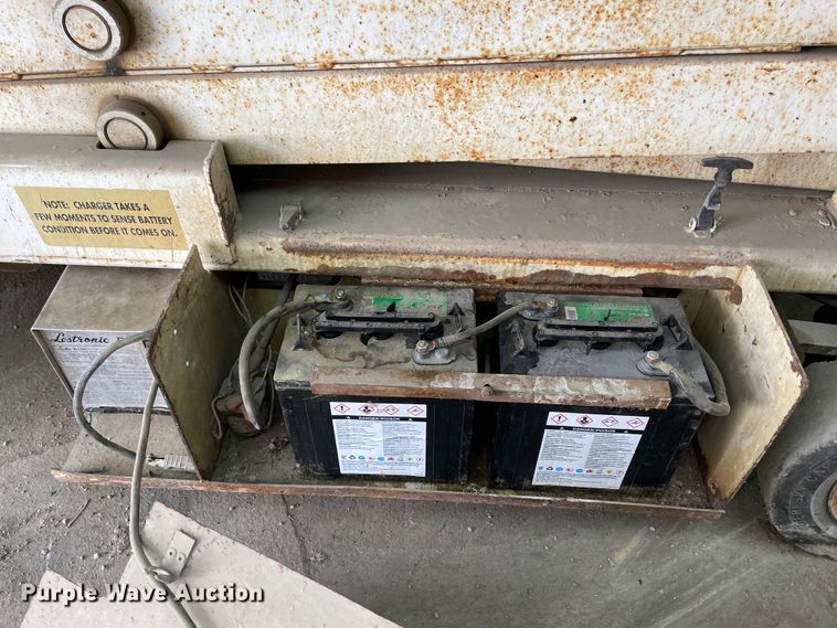 image for item IR9872 1994 Clarklift CH26NEP  scissor lift