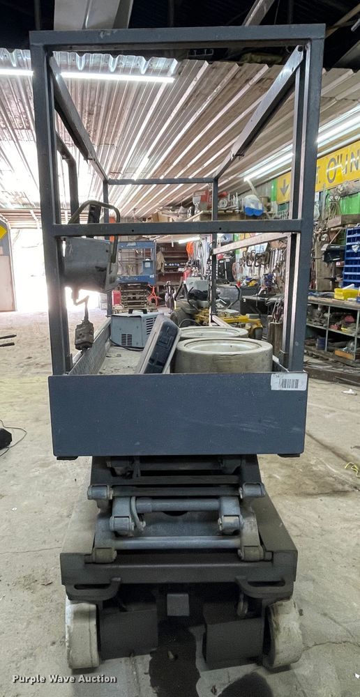 image for item IR9873 1999 Skyjack III3219  scissor lift