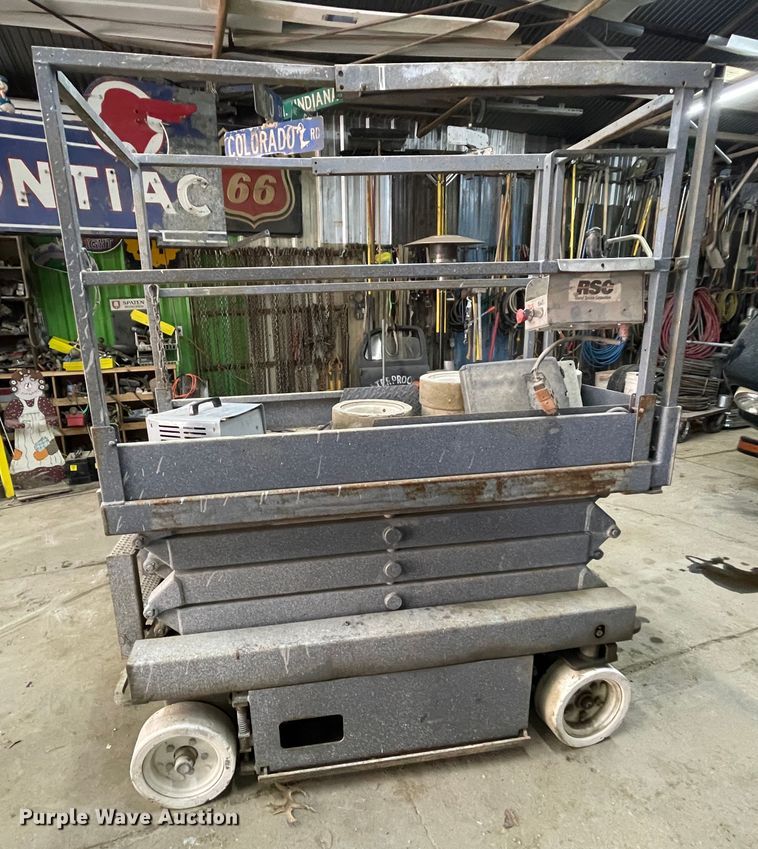 image for item IR9873 1999 Skyjack III3219  scissor lift