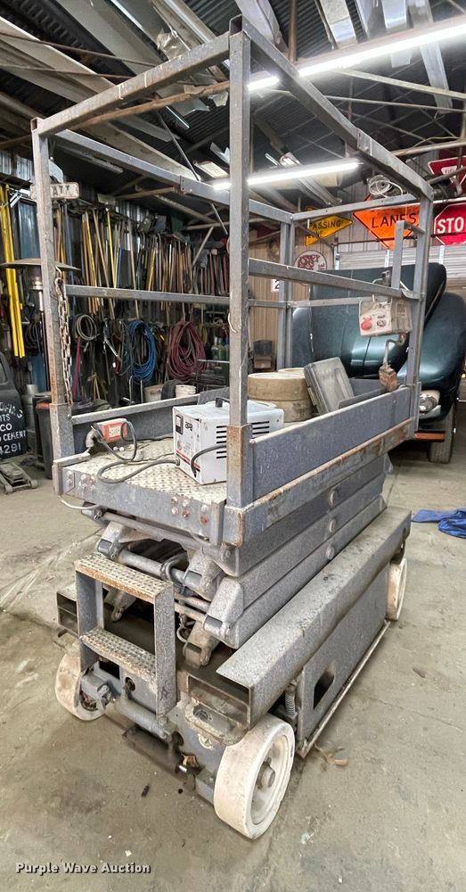 image for item IR9873 1999 Skyjack III3219  scissor lift