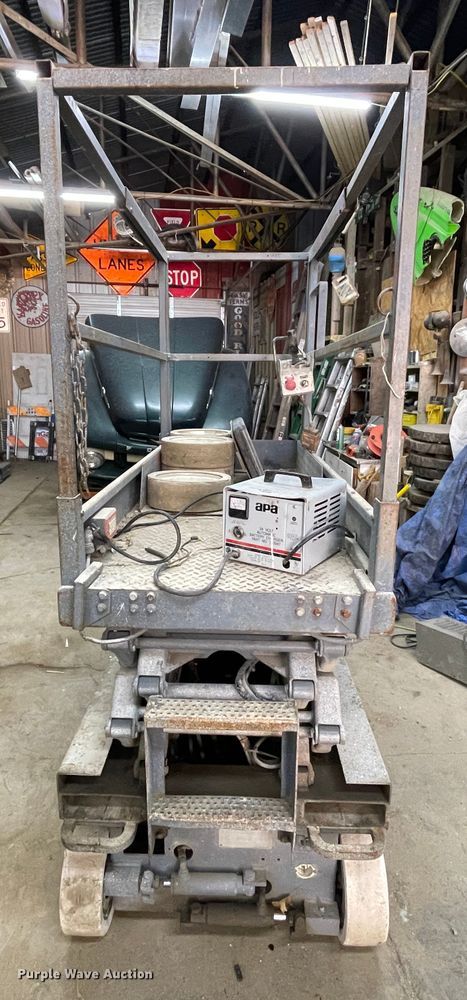 image for item IR9873 1999 Skyjack III3219  scissor lift