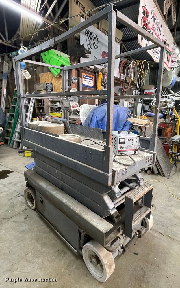 image for item IR9873 1999 Skyjack III3219  scissor lift