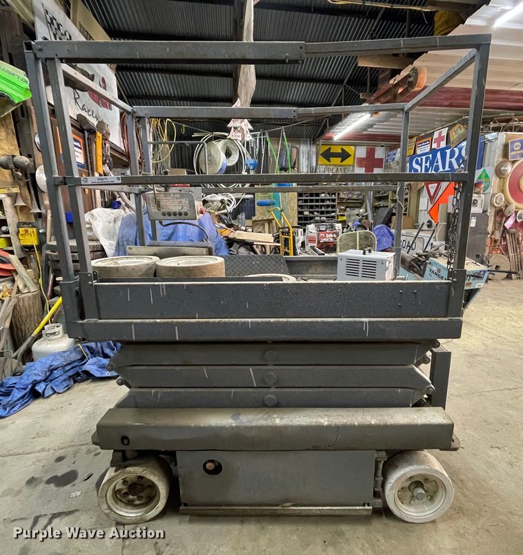 image for item IR9873 1999 Skyjack III3219  scissor lift