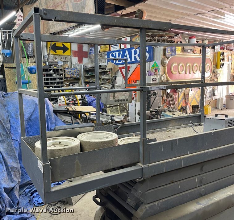 image for item IR9873 1999 Skyjack III3219  scissor lift