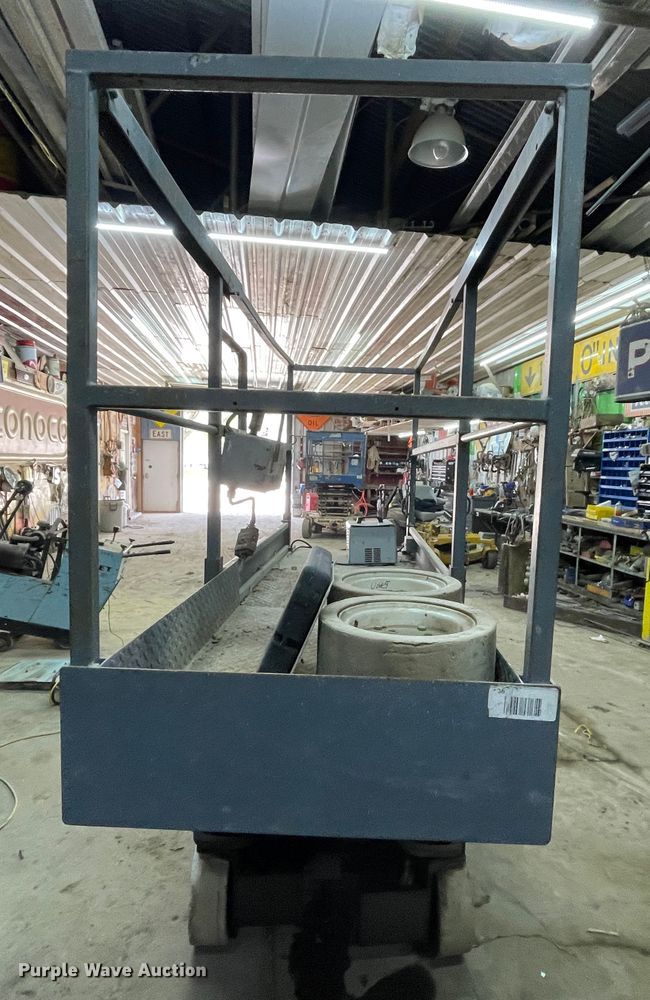 image for item IR9873 1999 Skyjack III3219  scissor lift