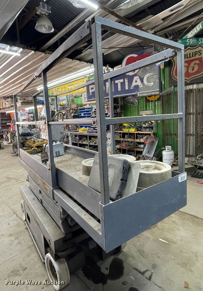 image for item IR9873 1999 Skyjack III3219  scissor lift