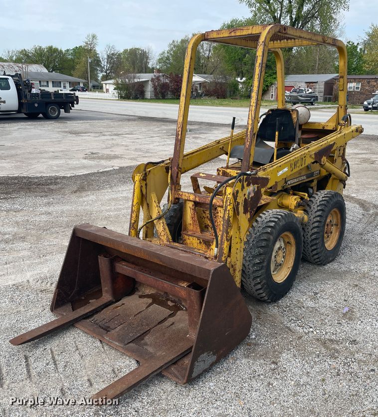 image for item IR9915 International 3300  skid steer loader