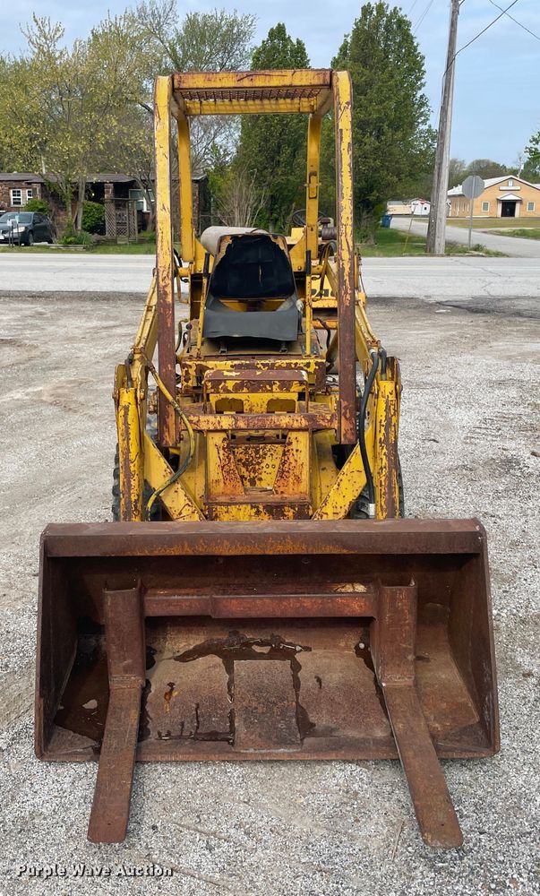 image for item IR9915 International 3300  skid steer loader