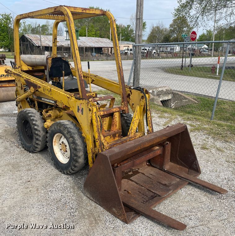 image for item IR9915 International 3300  skid steer loader