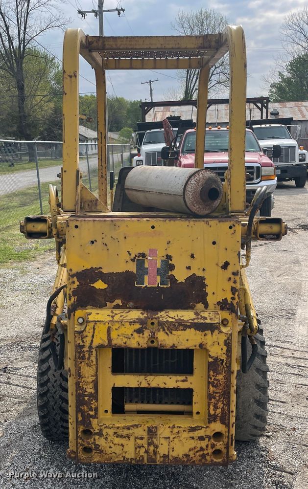 image for item IR9915 International 3300  skid steer loader