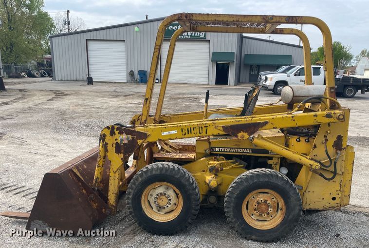 image for item IR9915 International 3300  skid steer loader