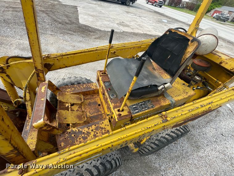 image for item IR9915 International 3300  skid steer loader