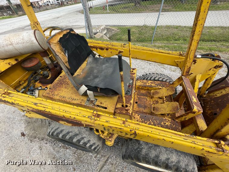 image for item IR9915 International 3300  skid steer loader