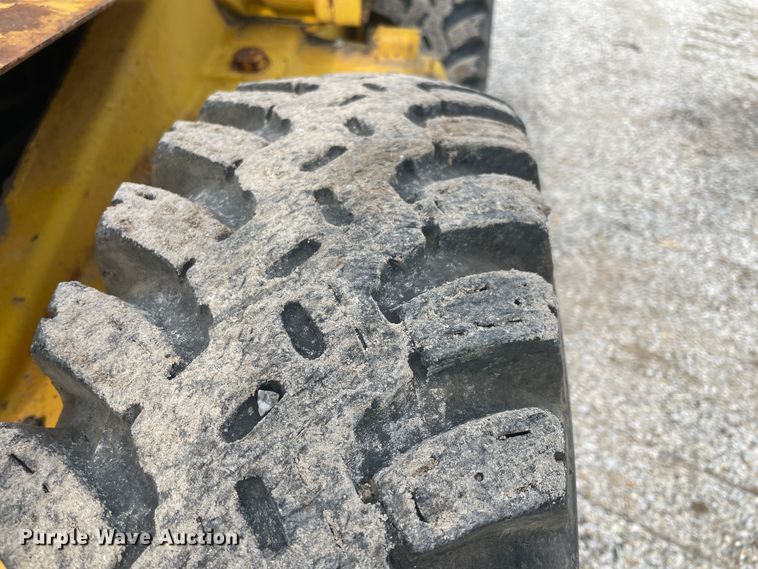 image for item IR9915 International 3300  skid steer loader