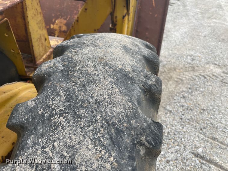 image for item IR9915 International 3300  skid steer loader