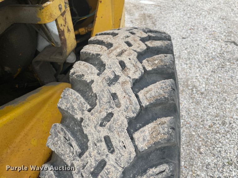 image for item IR9915 International 3300  skid steer loader