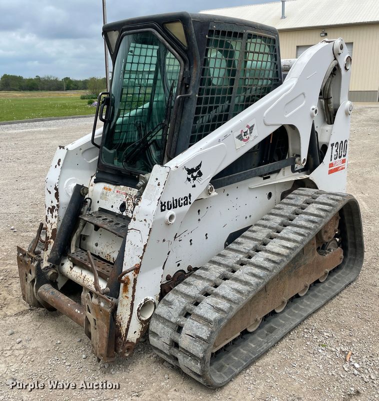 image for item IR9931 Bobcat T300  tracked skid steer loader