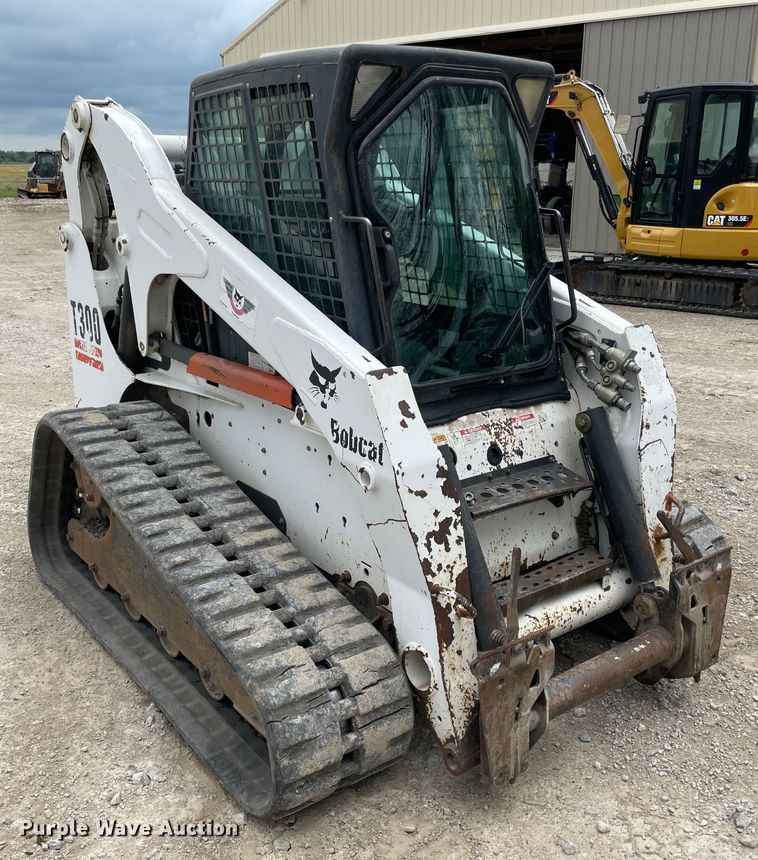image for item IR9931 Bobcat T300  tracked skid steer loader