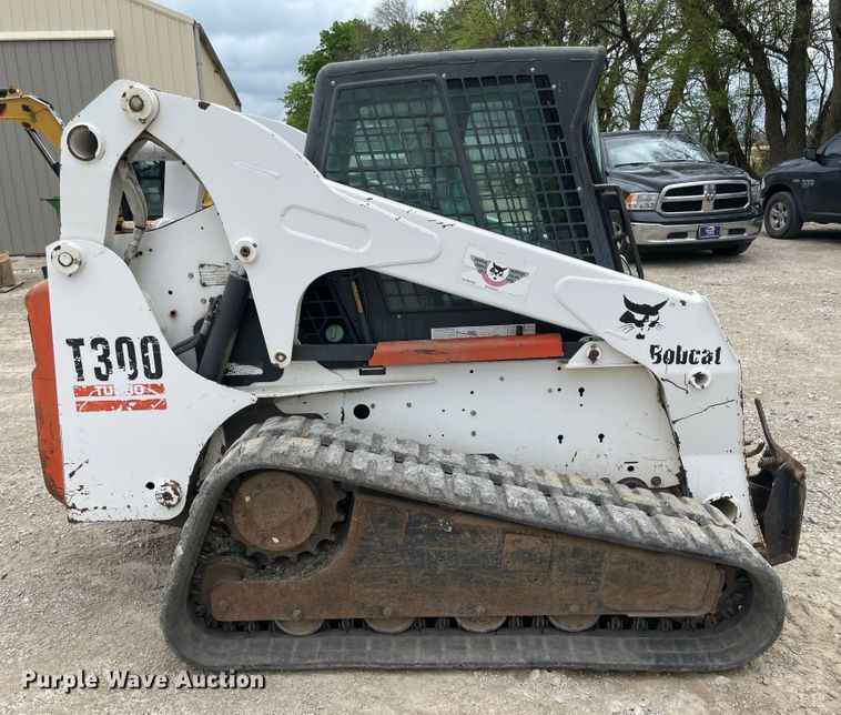 image for item IR9931 Bobcat T300  tracked skid steer loader