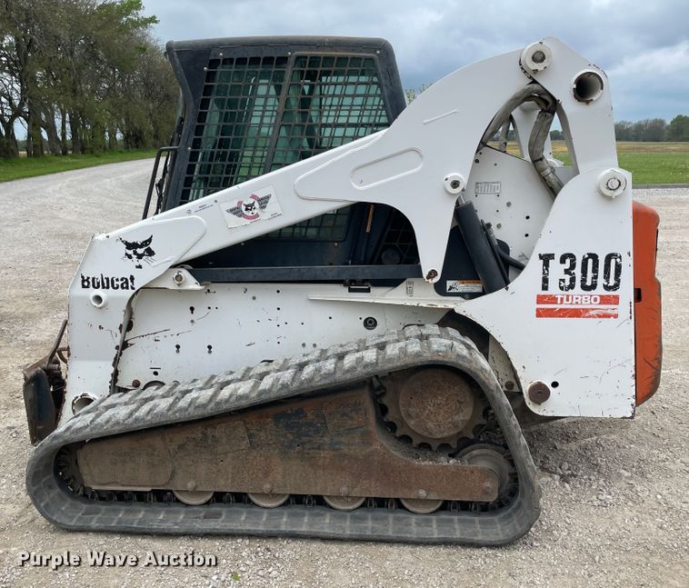 image for item IR9931 Bobcat T300  tracked skid steer loader