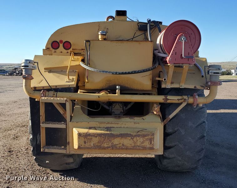 image for item IT9800 1978 Caterpillar 613B  water wagon
