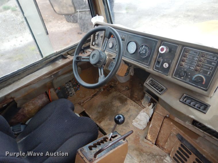 image for item IY9702 1993 Caterpillar D250D  haul truck