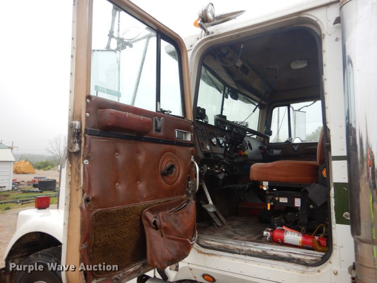 image for item IY9703 1985 International F9370  semi truck