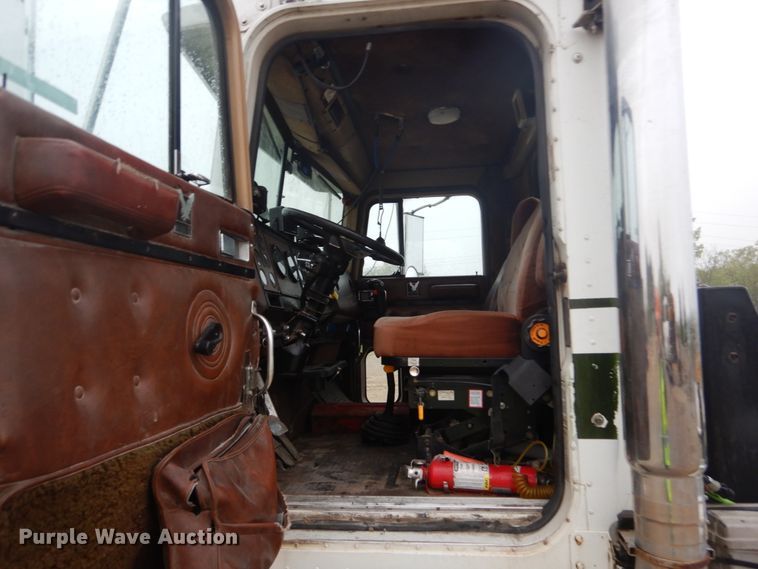 image for item IY9703 1985 International F9370  semi truck