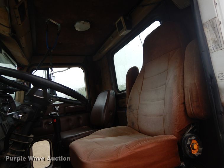 image for item IY9703 1985 International F9370  semi truck