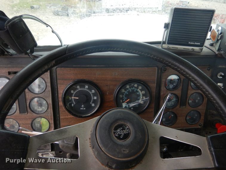 image for item IY9703 1985 International F9370  semi truck