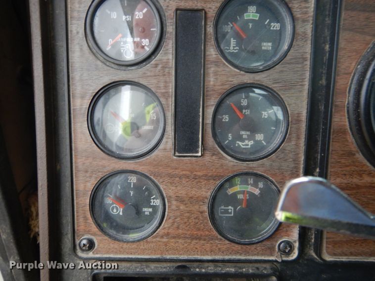 image for item IY9703 1985 International F9370  semi truck