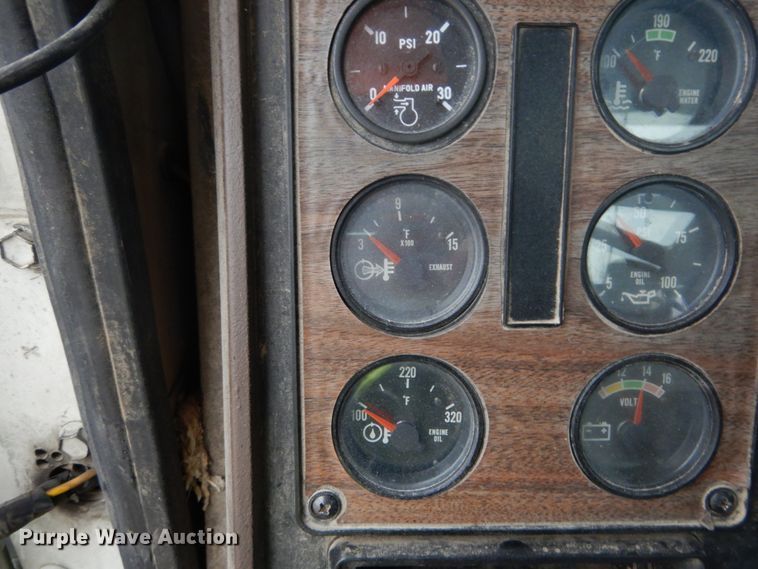 image for item IY9703 1985 International F9370  semi truck