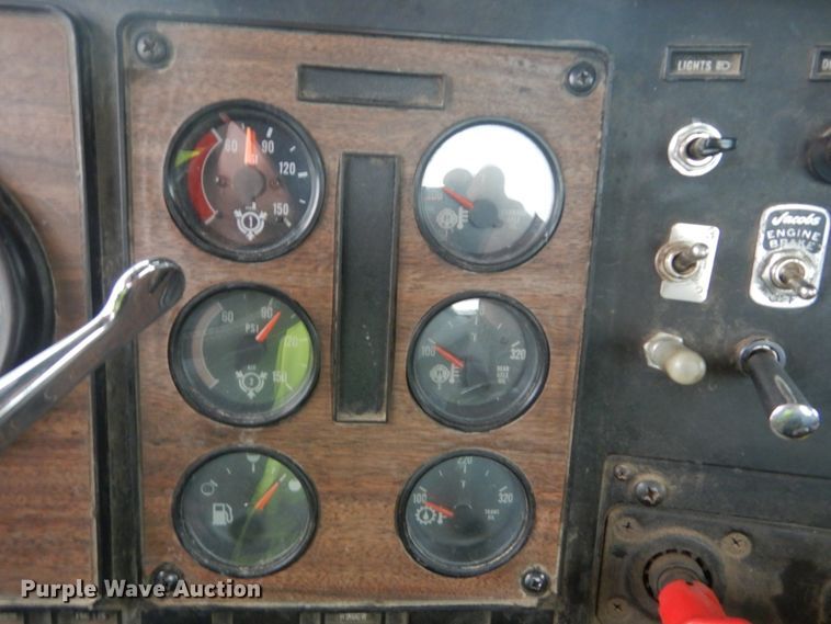 image for item IY9703 1985 International F9370  semi truck