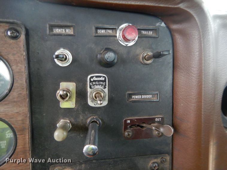 image for item IY9703 1985 International F9370  semi truck