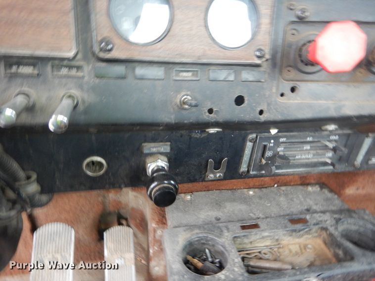 image for item IY9703 1985 International F9370  semi truck