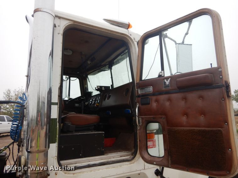 image for item IY9703 1985 International F9370  semi truck