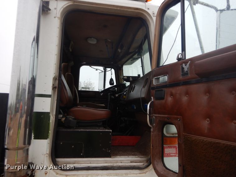 image for item IY9703 1985 International F9370  semi truck