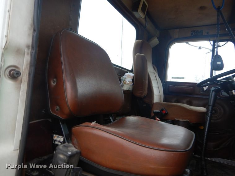 image for item IY9703 1985 International F9370  semi truck