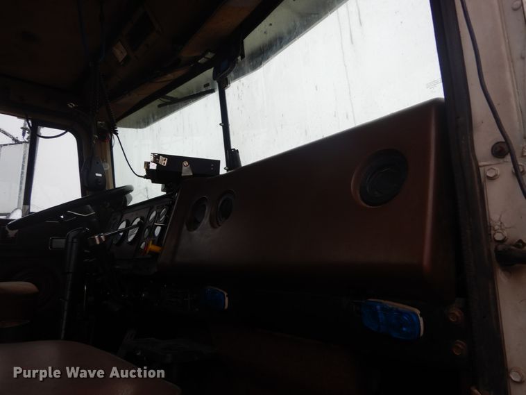 image for item IY9703 1985 International F9370  semi truck