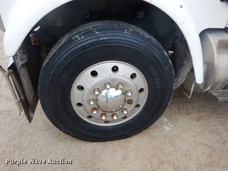 image for item IY9703 1985 International F9370  semi truck