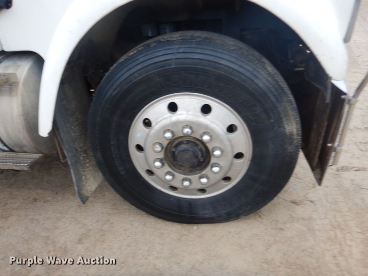 image for item IY9703 1985 International F9370  semi truck