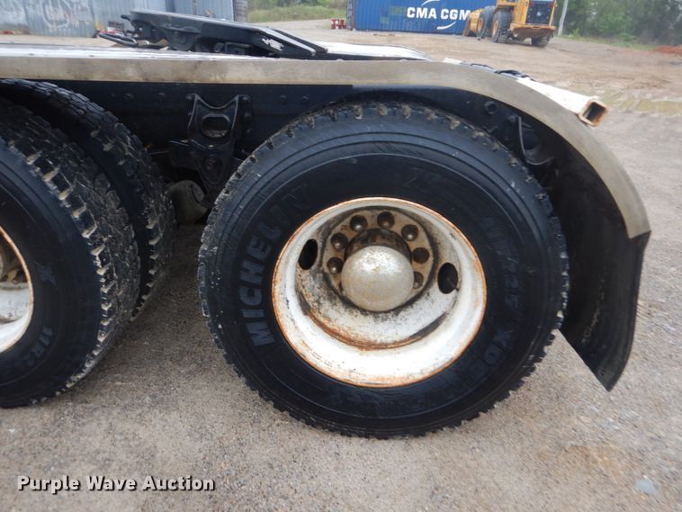 image for item IY9703 1985 International F9370  semi truck