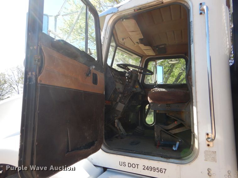 image for item IY9714 1998 Peterbilt 377  flatbed truck