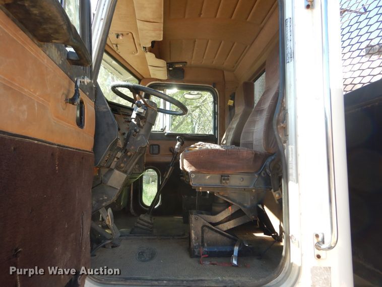 image for item IY9714 1998 Peterbilt 377  flatbed truck