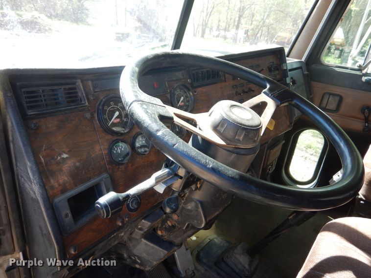 image for item IY9714 1998 Peterbilt 377  flatbed truck