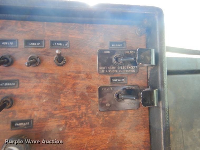 image for item IY9714 1998 Peterbilt 377  flatbed truck